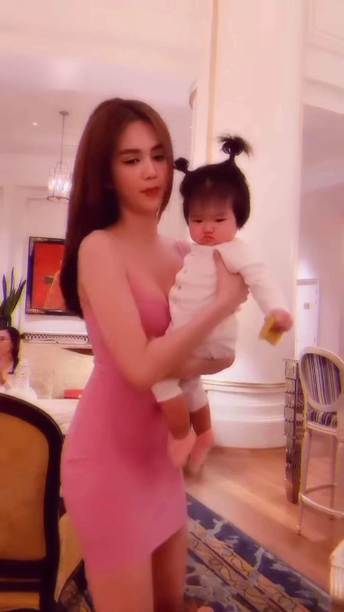Diện chiếc váy mốt từ chục năm trước ngọc trinh chứng minh bụng tròn ngày xưa giờ phẳng lì - 1