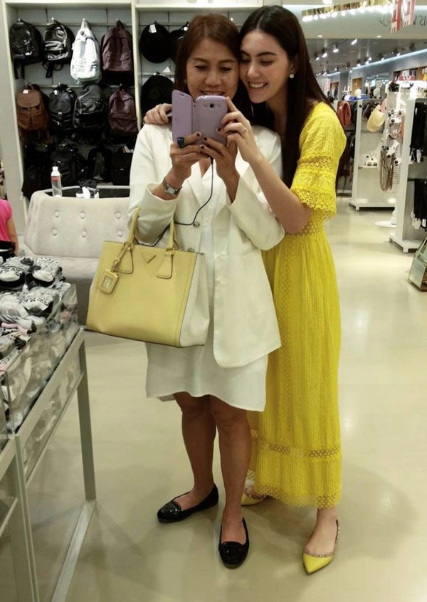 Diện đồ đôi cùng mẹ ruột ngọc nữ mai davika chịu thua vì món đồ quá đắt giá - 15