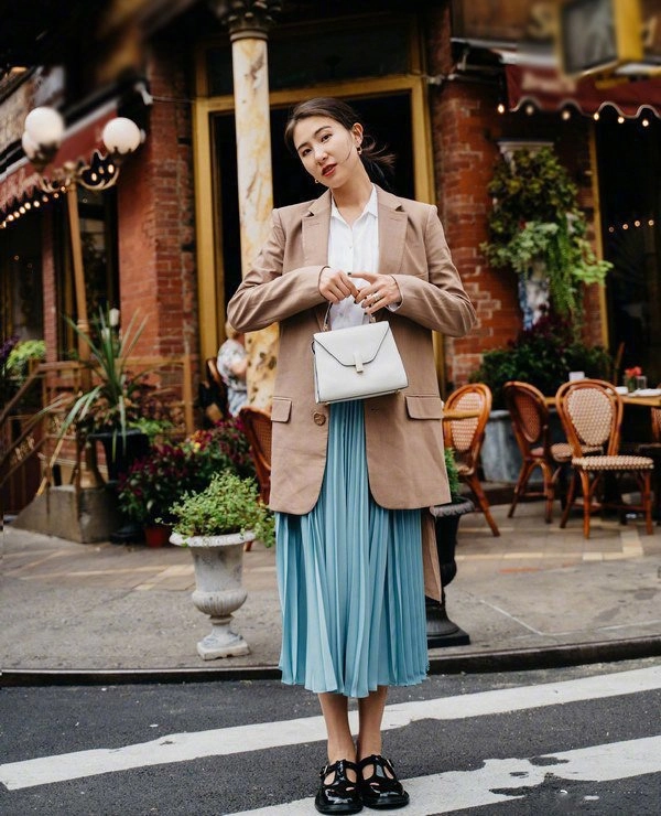 Diện đồ khoe da thịt nơi công sở hội chị em văn phòng khiến đồng nghiệp phải đỏ mặt - 12
