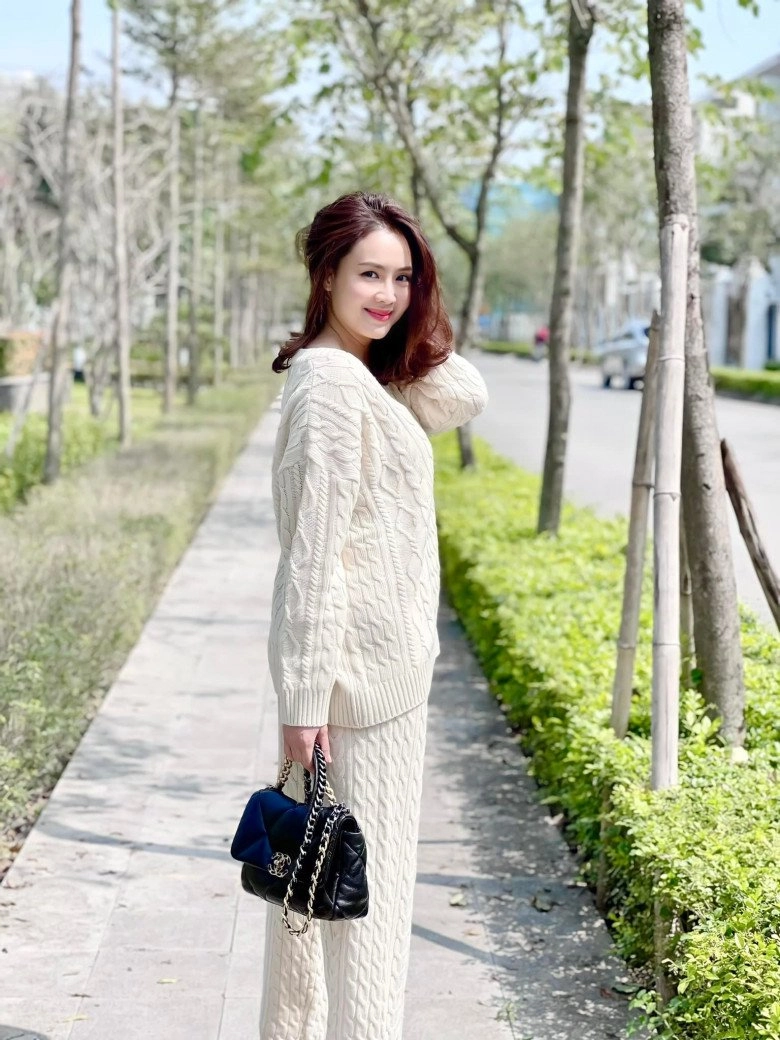 Diện set đồ len thường thường đi tắm nắng hồng diễm bị nổ comment xin in tư - 1