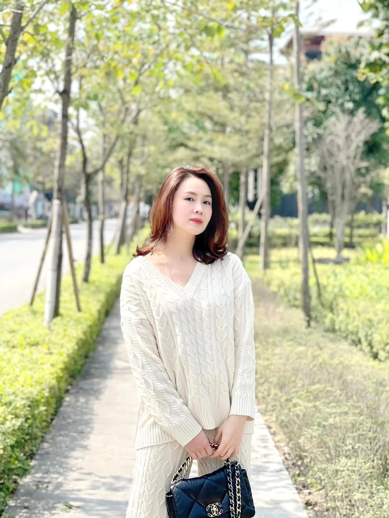 Diện set đồ len thường thường đi tắm nắng hồng diễm bị nổ comment xin in tư - 2