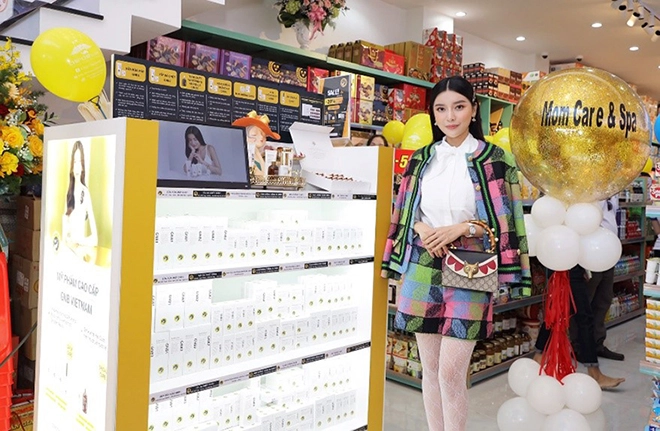 Diễn viên cao thái hà đến chúc mừng lễ khai trương chip chip luxury minh minh mom care spa - 4