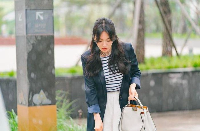 Diễn xuất nhạt nhòa nhưng những mẫu áo khoác của song hye kyo vẫn nhanh chóng bốc hơi khỏi kệ - 3
