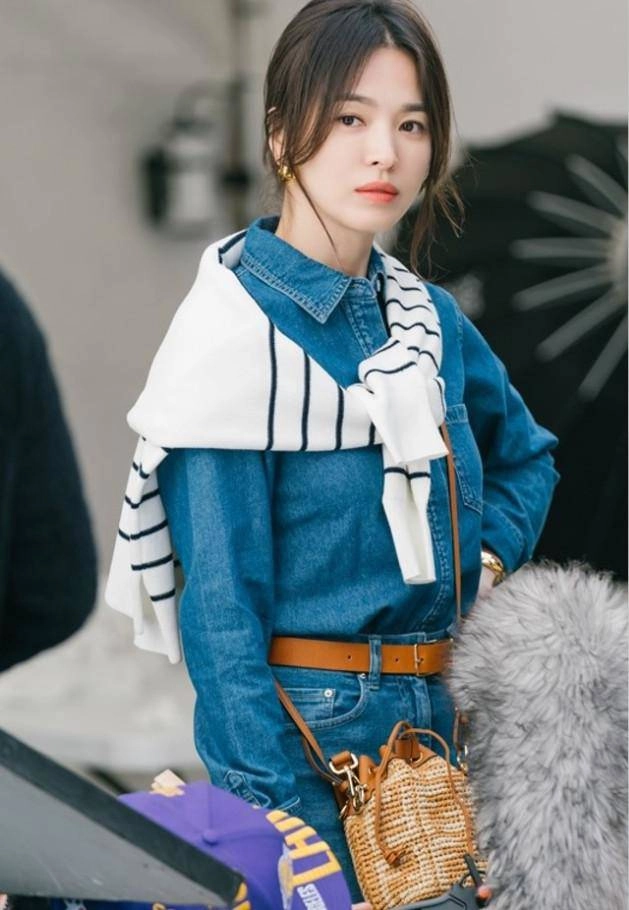 Diễn xuất nhạt nhòa nhưng những mẫu áo khoác của song hye kyo vẫn nhanh chóng bốc hơi khỏi kệ - 4