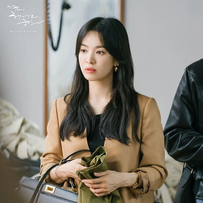 Diễn xuất nhạt nhòa nhưng những mẫu áo khoác của song hye kyo vẫn nhanh chóng bốc hơi khỏi kệ - 7