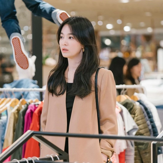 Diễn xuất nhạt nhòa nhưng những mẫu áo khoác của song hye kyo vẫn nhanh chóng bốc hơi khỏi kệ - 8