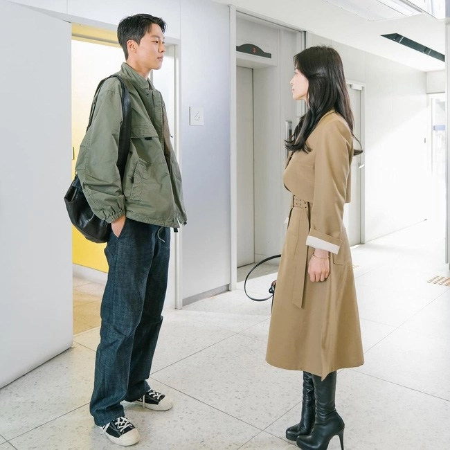 Diễn xuất nhạt nhòa nhưng những mẫu áo khoác của song hye kyo vẫn nhanh chóng bốc hơi khỏi kệ - 9