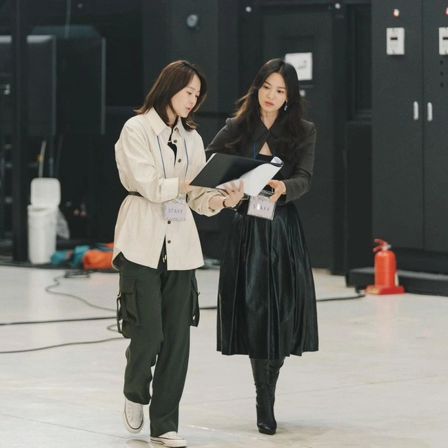 Diễn xuất nhạt nhòa nhưng những mẫu áo khoác của song hye kyo vẫn nhanh chóng bốc hơi khỏi kệ - 12