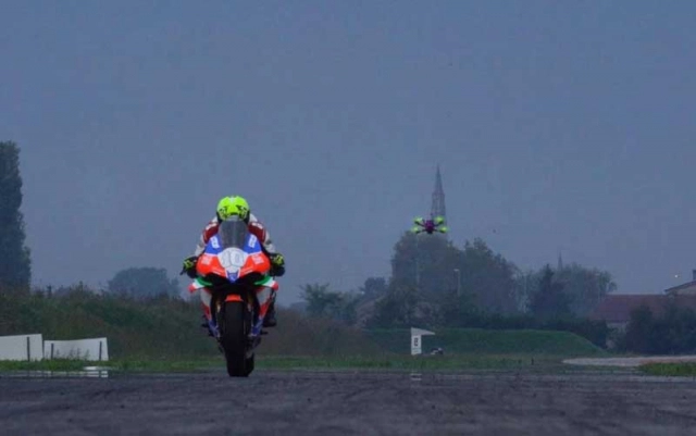 Điều gì sẽ xảy ra khi drone racing phải bay sau ducati panigale v4 r trên đường đua - 1