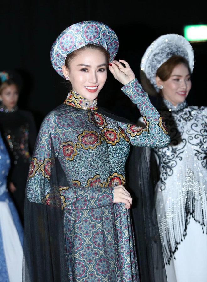 Diệu huyền sang tận trời tây khoe eo thon với áo dài - 9