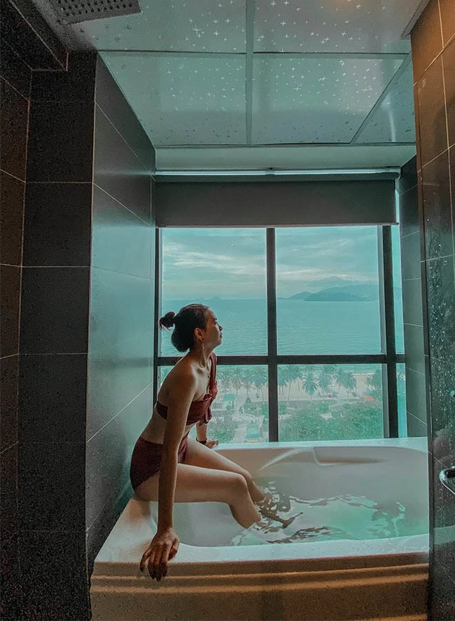 Dỗ con ngủ rồi nằm sõng soài mẹ bỉm đỏ mặt khi xem hình trong điện thoại chồng - 5