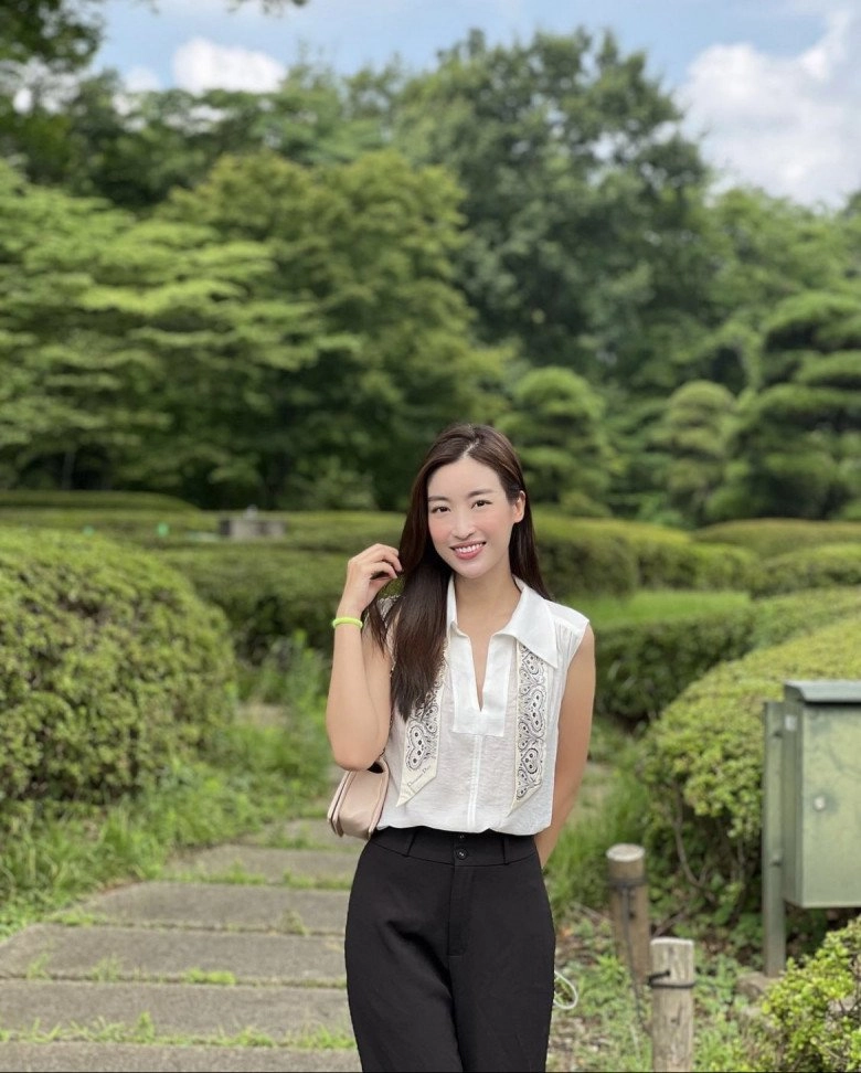 Đỗ mỹ linh lần đầu lộ diện sau tin được cầu hôn diện set đồ trẻ như nữ sinh - 1