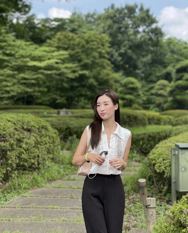 Đỗ mỹ linh lần đầu lộ diện sau tin được cầu hôn diện set đồ trẻ như nữ sinh - 3