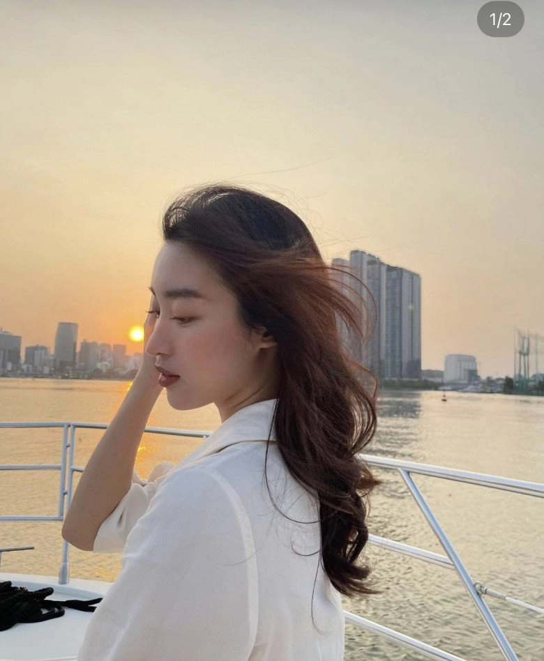 Đỗ mỹ linh lần đầu lộ diện sau tin được cầu hôn diện set đồ trẻ như nữ sinh - 5