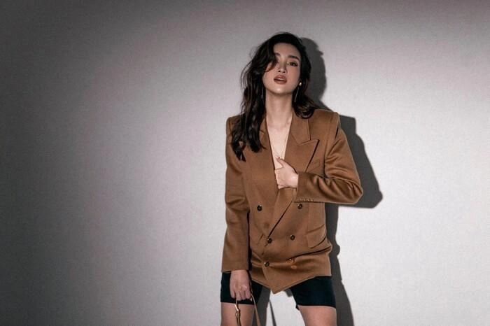 Đỗ mỹ linh xả vai mc nhà đài diện blazer thả rông còn tạo dáng luồn tay vào áo - 1