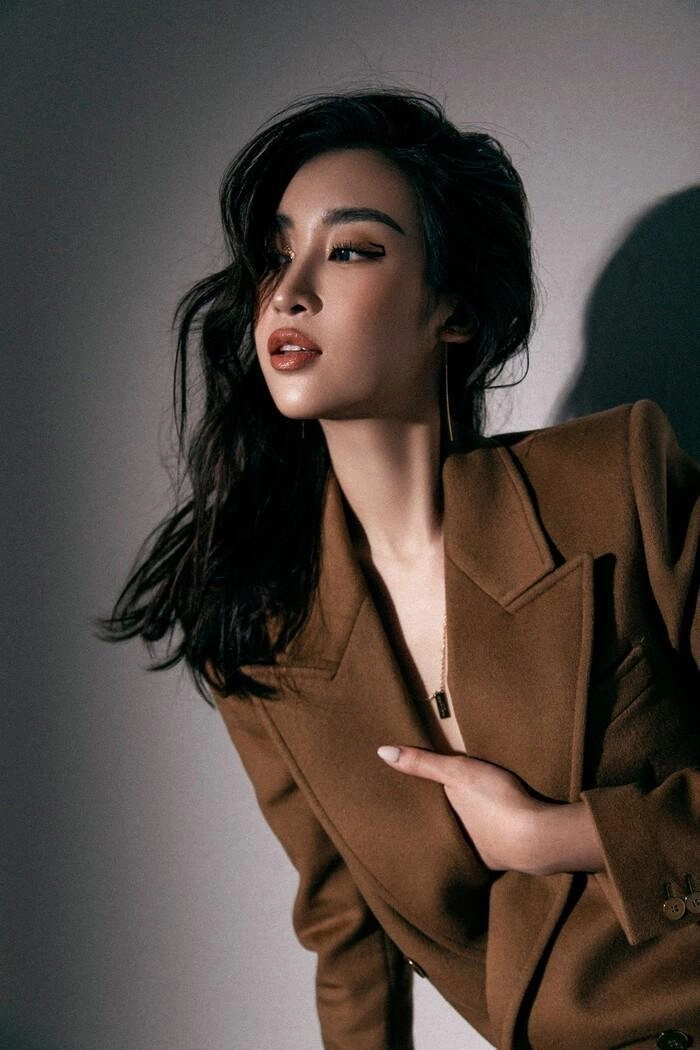 Đỗ mỹ linh xả vai mc nhà đài diện blazer thả rông còn tạo dáng luồn tay vào áo - 2