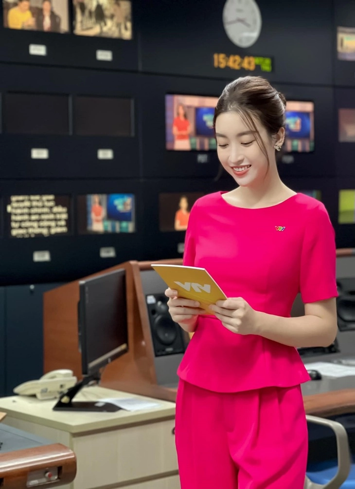 Đỗ mỹ linh xả vai mc nhà đài diện blazer thả rông còn tạo dáng luồn tay vào áo - 7