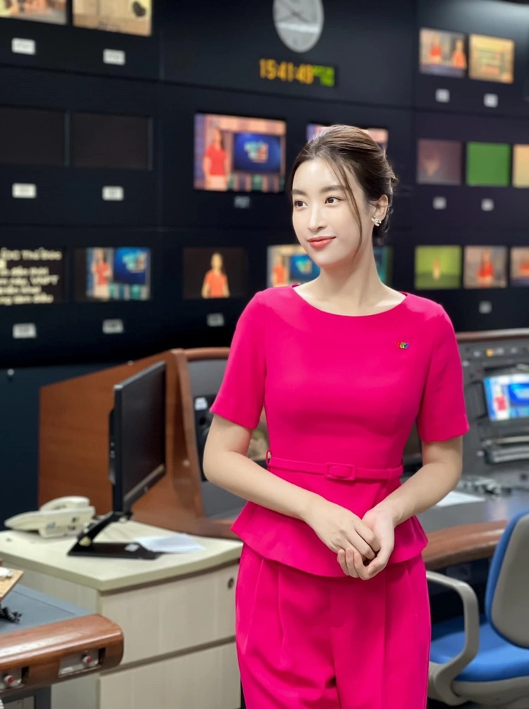 Đỗ mỹ linh xả vai mc nhà đài diện blazer thả rông còn tạo dáng luồn tay vào áo - 8
