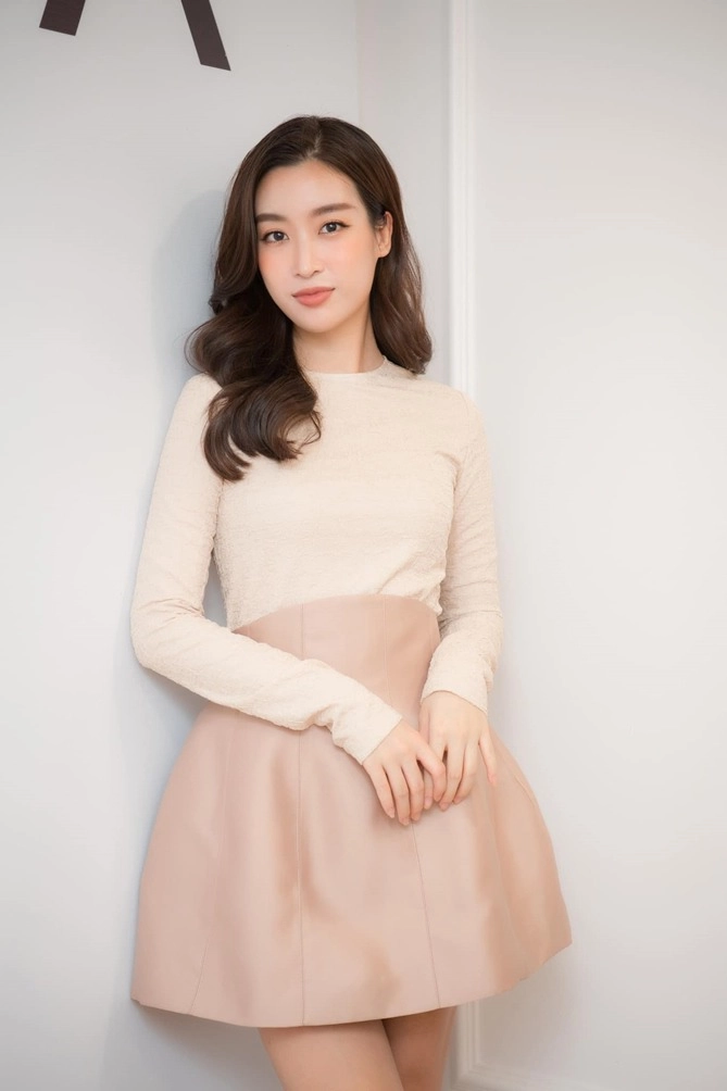 Đỗ mỹ linh xả vai mc nhà đài diện blazer thả rông còn tạo dáng luồn tay vào áo - 9