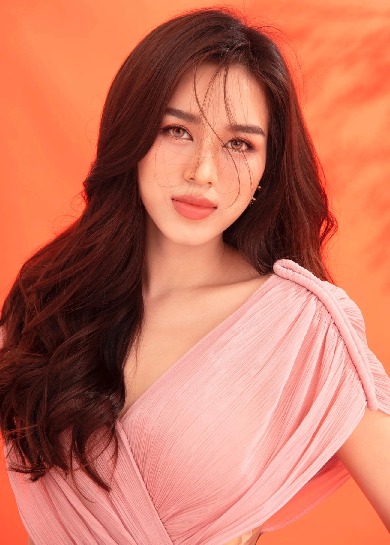 Đỗ thị hà diện váy buông lơi khoe nhan sắc như tranh vẽ trước thềm chung kết miss world - 9