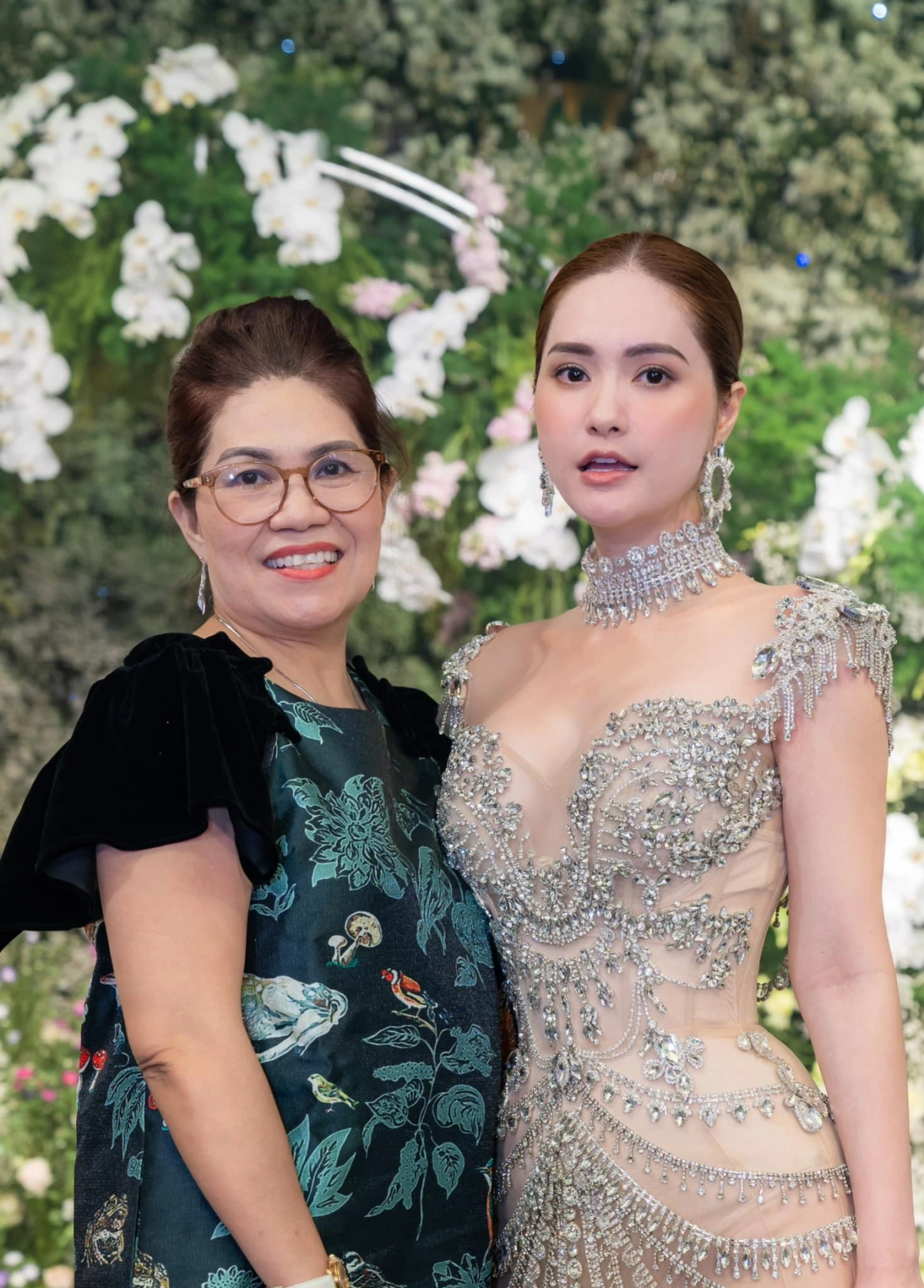Đoàn di băng khoe sắc gợi cảm bên mẹ chồng 68 tuổi cđm vào xin vía trẻ đẹp - 4