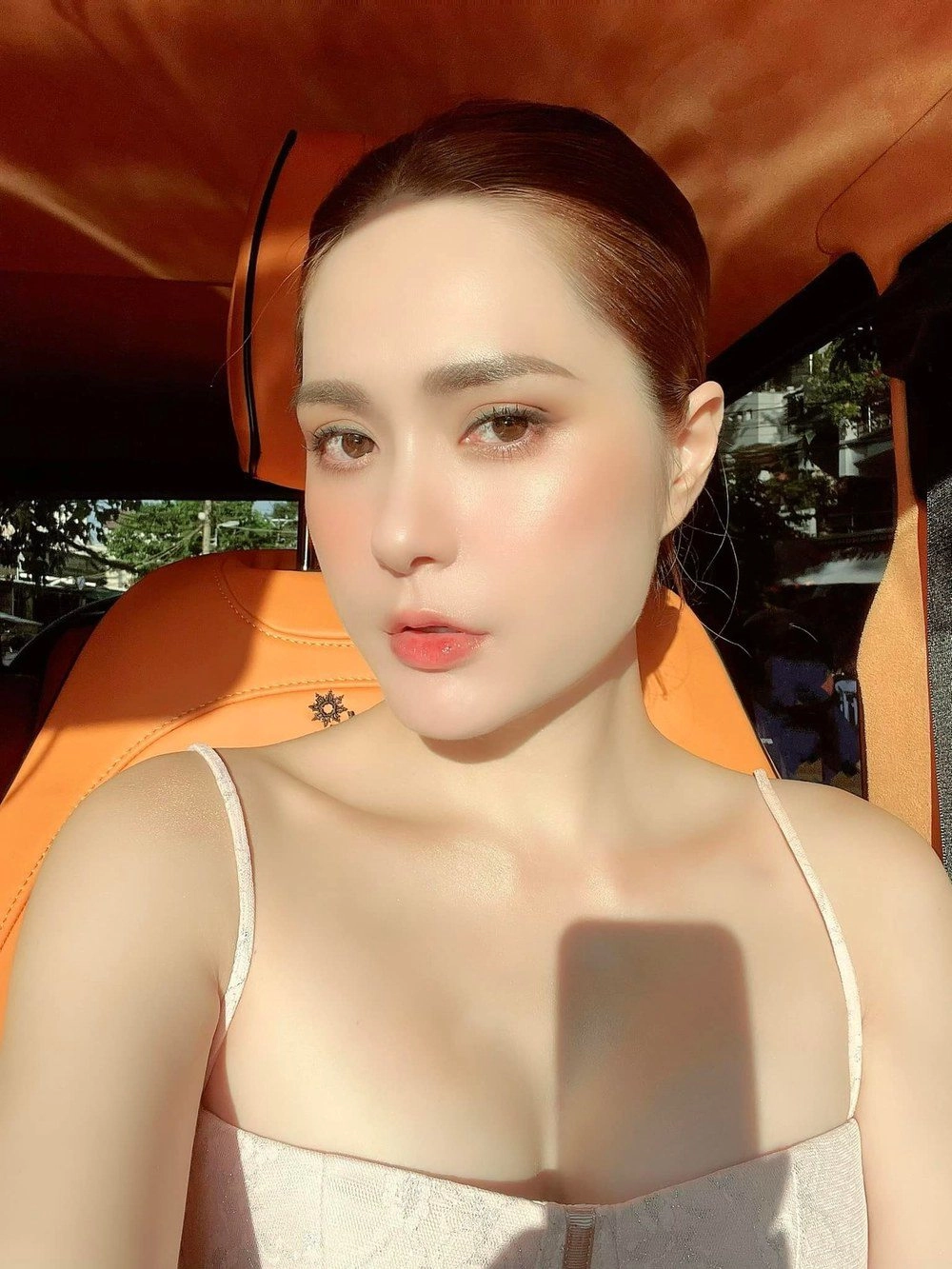 Đoàn di băng khoe sắc gợi cảm bên mẹ chồng 68 tuổi cđm vào xin vía trẻ đẹp - 6