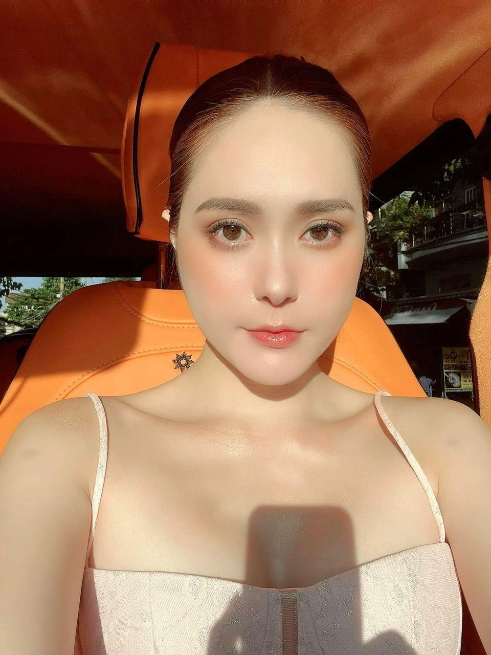 Đoàn di băng khoe sắc gợi cảm bên mẹ chồng 68 tuổi cđm vào xin vía trẻ đẹp - 7