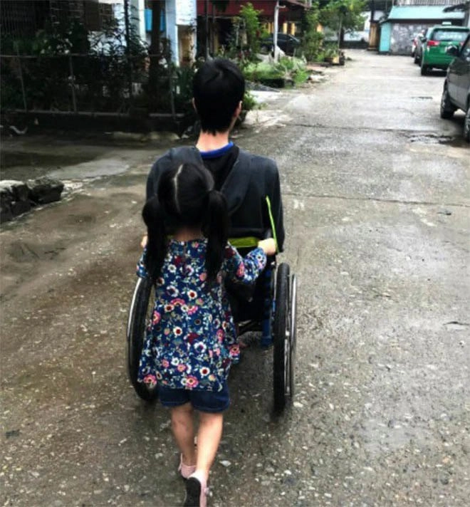 Đơn thân nuôi con ông bố hà nội ngồi xe lăn được hotgirl bế lên xe 3 tỷ mỗi ngày - 3