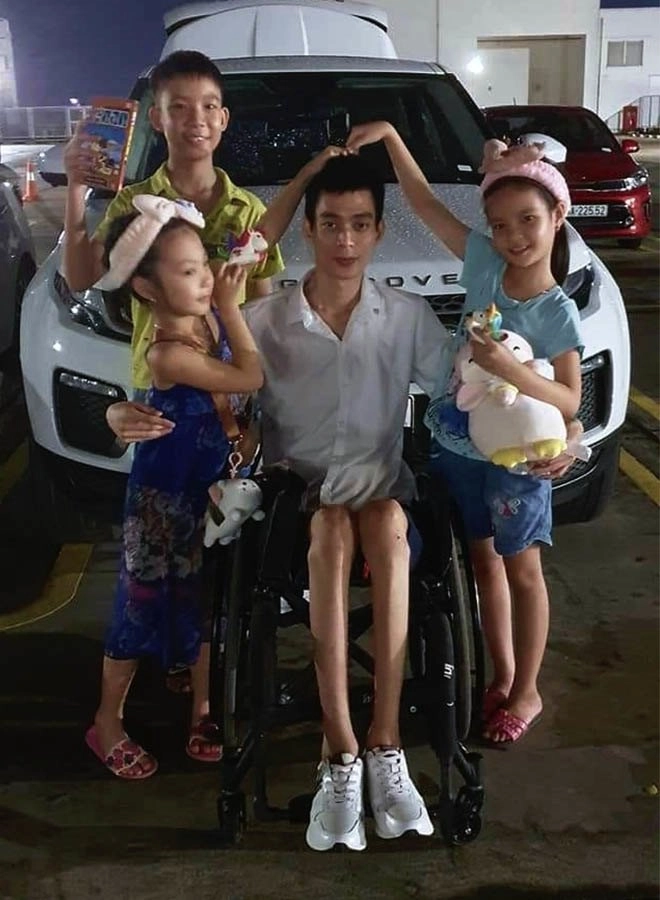 Đơn thân nuôi con ông bố hà nội ngồi xe lăn được hotgirl bế lên xe 3 tỷ mỗi ngày - 4
