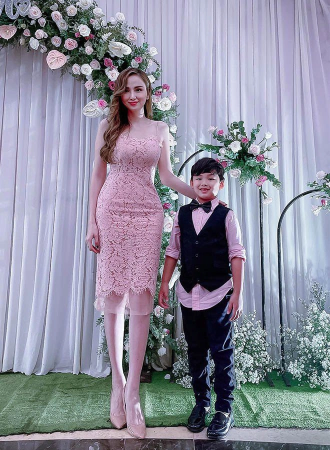 Đơn thân nuôi con trai 6 tuổi hh diễm hương ra đường trai trẻ vẫn gọi em ngọt xớt - 9