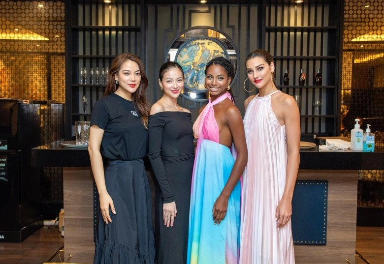 Đón tiếp 2 miss earth quốc tế trương ngọc ánh lẫn phương khánh khiêm tốn chọn tông đen - 1
