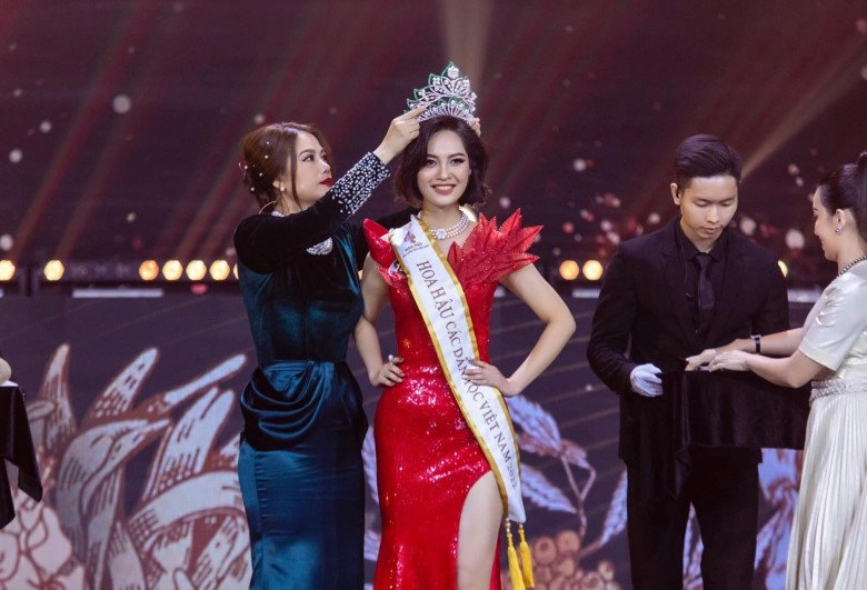 Đón tiếp 2 miss earth quốc tế trương ngọc ánh lẫn phương khánh khiêm tốn chọn tông đen - 4