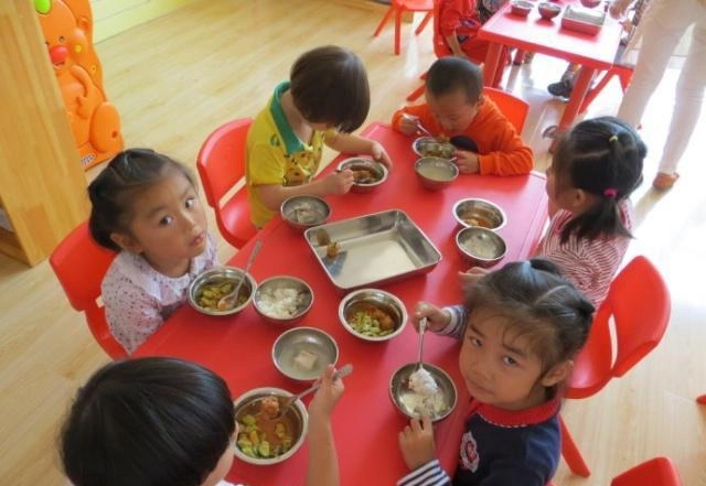 Đóng 4 triệutháng tiền ăn trưa cho con mẫu giáo mẹ tức giận khi nhìn bức ảnh món ăn - 1