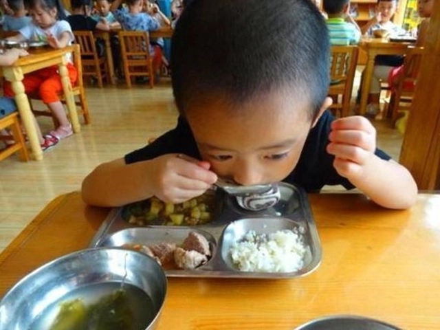 Đóng 4 triệutháng tiền ăn trưa cho con mẫu giáo mẹ tức giận khi nhìn bức ảnh món ăn - 6