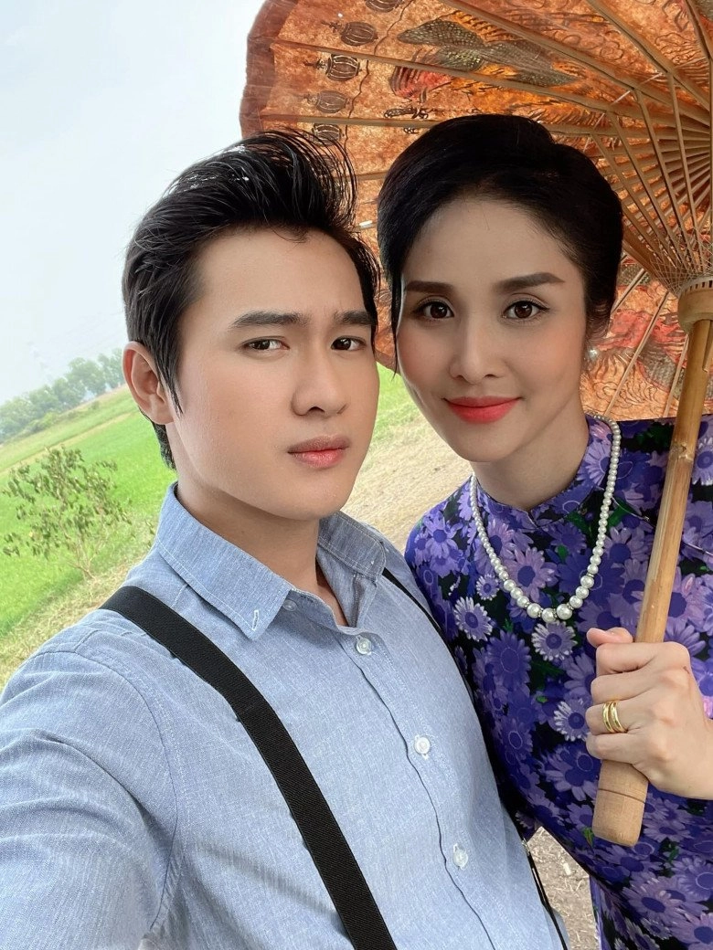 Đóng chung phim bị trai kém 8 tuổi cưa đổ thảo trang tiếng sét trong mưa có con viên mãn - 4