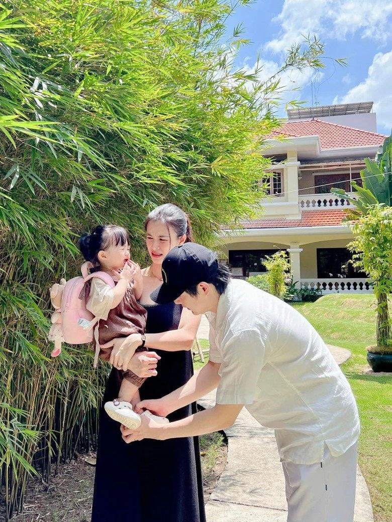 Đông nhi chi trăm triệu cho con gái học mầm non tan trường 2 mẹ con buồn xo ôm nhau thấy thương - 5