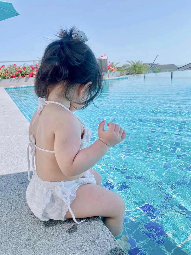 Đông nhi định cho con gái thi hoa hậu tương lai 1 tuổi đã tập khoe dáng với bikini - 4