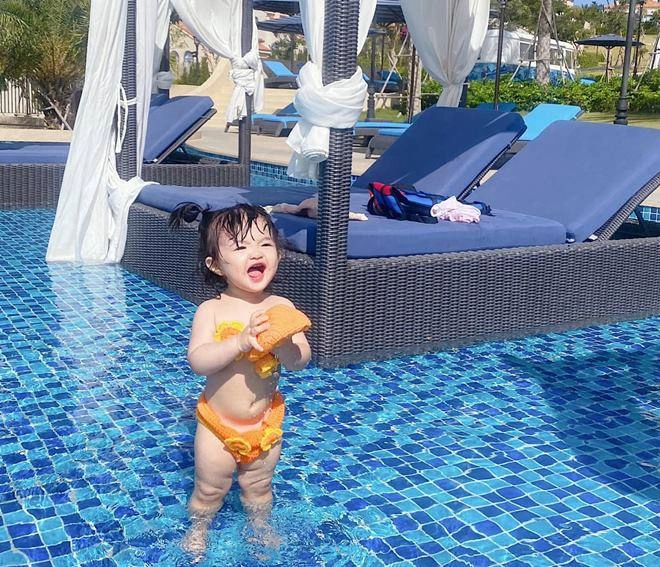 Đông nhi định cho con gái thi hoa hậu tương lai 1 tuổi đã tập khoe dáng với bikini - 7