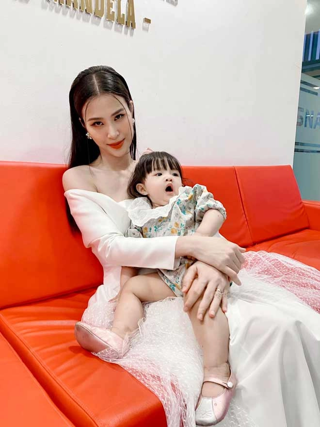 Đông nhi định cho con gái thi hoa hậu tương lai 1 tuổi đã tập khoe dáng với bikini - 12