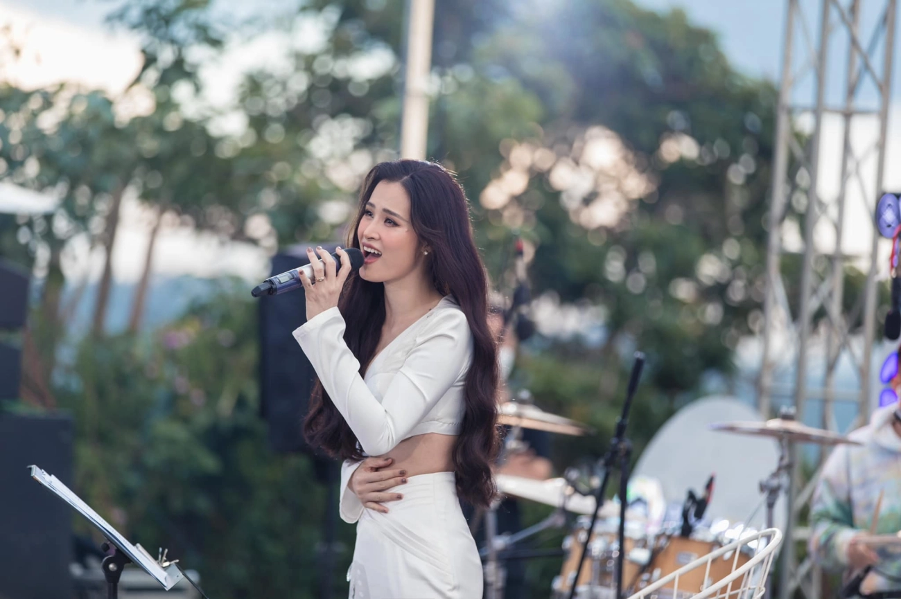 Đông nhi táo bạo xén váy của phương trinh jolie từng mặc khéo léo che chắn trước ống kính - 6