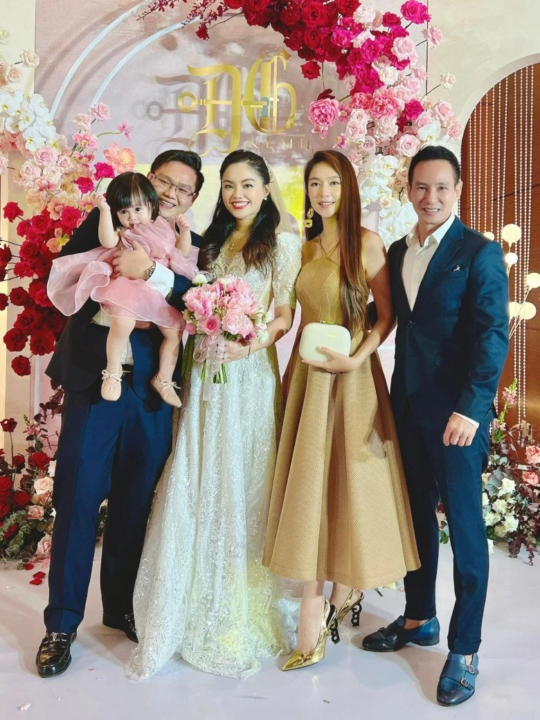Dự tiệc cưới đẹp ngang ngửa cô dâu ít người nghĩ vợ lý hải ở nhà tự chăm 4 con - 1