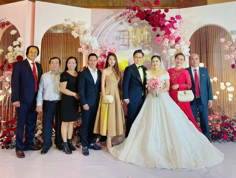 Dự tiệc cưới đẹp ngang ngửa cô dâu ít người nghĩ vợ lý hải ở nhà tự chăm 4 con - 3