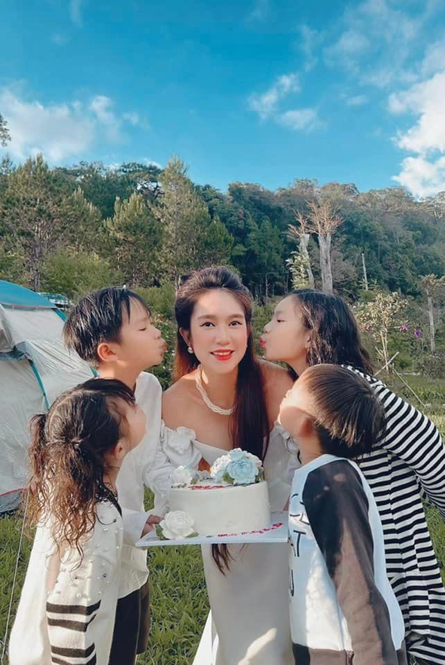 Dự tiệc cưới đẹp ngang ngửa cô dâu ít người nghĩ vợ lý hải ở nhà tự chăm 4 con - 12
