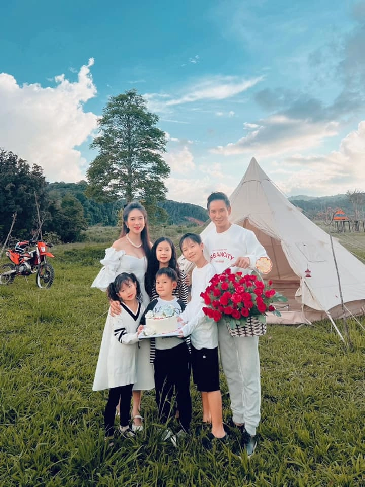 Dự tiệc cưới đẹp ngang ngửa cô dâu ít người nghĩ vợ lý hải ở nhà tự chăm 4 con - 13