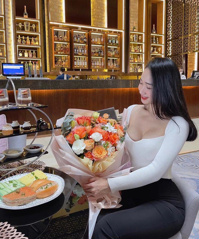 Đưa con đi chơi mẹ đơn thân hà nội làm đàn ông nhìn không rời mắt vì tưởng chị gái - 8