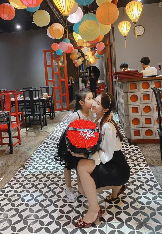 Đưa con đi chơi mẹ đơn thân hà nội làm đàn ông nhìn không rời mắt vì tưởng chị gái - 12