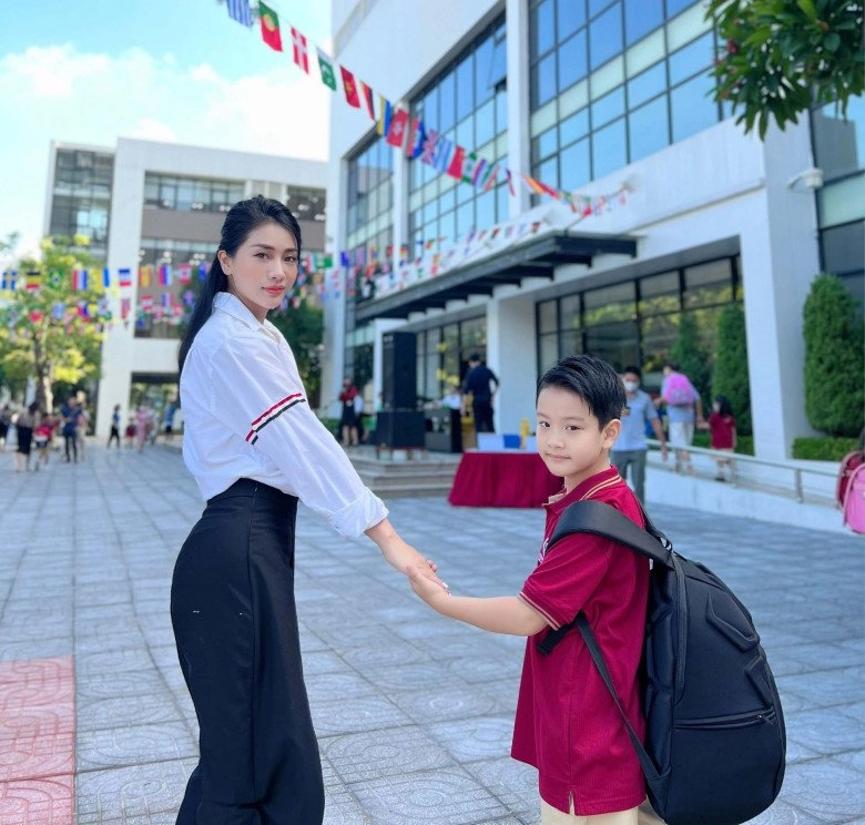 Đưa con khai giảng mẹ đơn thân hà nội nổi bật nhất sân trường nhiều máy ảnh cũng giơ lên chụp lén - 2