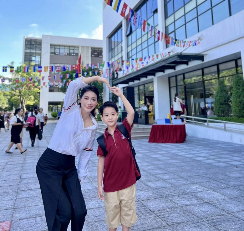 Đưa con khai giảng mẹ đơn thân hà nội nổi bật nhất sân trường nhiều máy ảnh cũng giơ lên chụp lén - 3