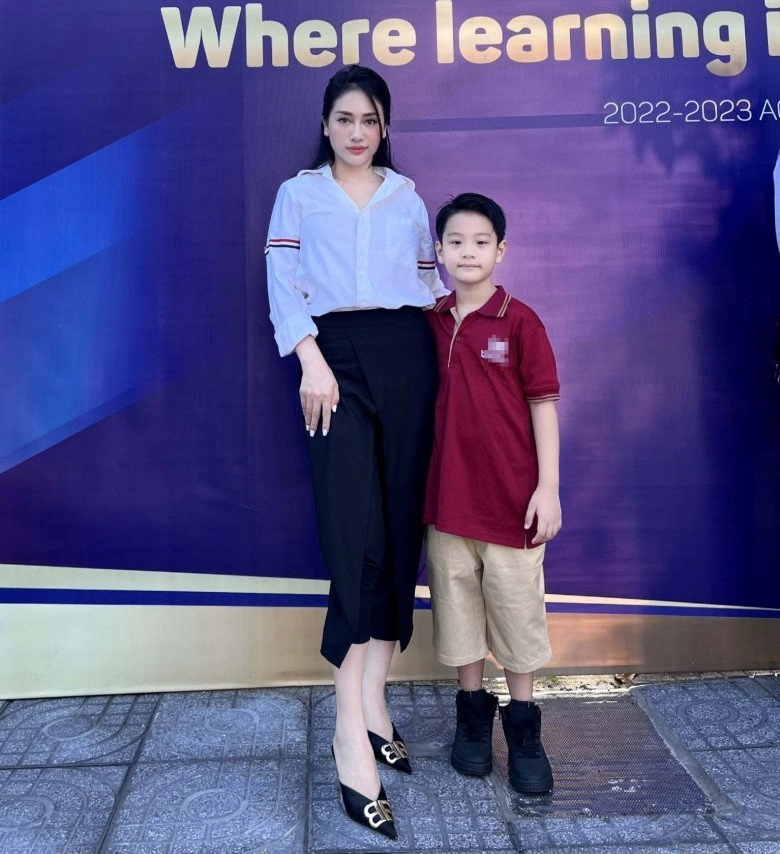 Đưa con khai giảng mẹ đơn thân hà nội nổi bật nhất sân trường nhiều máy ảnh cũng giơ lên chụp lén - 4