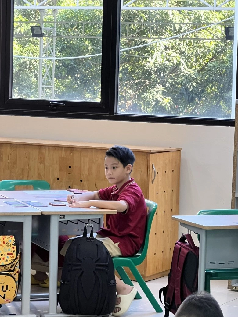 Đưa con khai giảng mẹ đơn thân hà nội nổi bật nhất sân trường nhiều máy ảnh cũng giơ lên chụp lén - 12